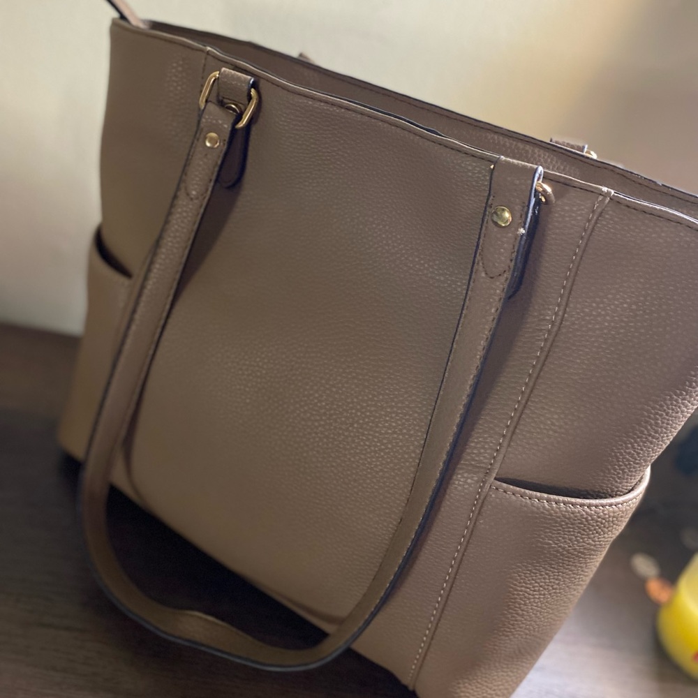 Purse👜,only has been used twice no stains.Contact for further information